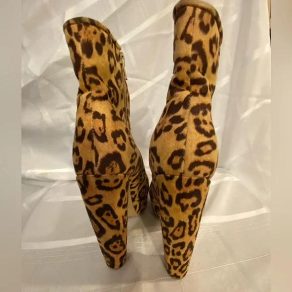 Leopard Platform Ankle Boots. Faux fur lining. Inside side zipper. Size 8 - Picture 2 of 8